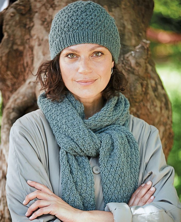 Женская шапочка и шарф спицами, вязанные модели